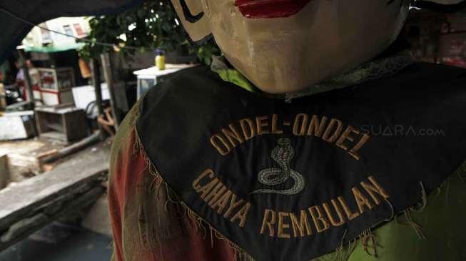 Pembuatan boneka onde-ondel di sanggarnya di Jakarta Pusat, Selasa (4/11). [suara.com/Kurniawan Mas'ud]