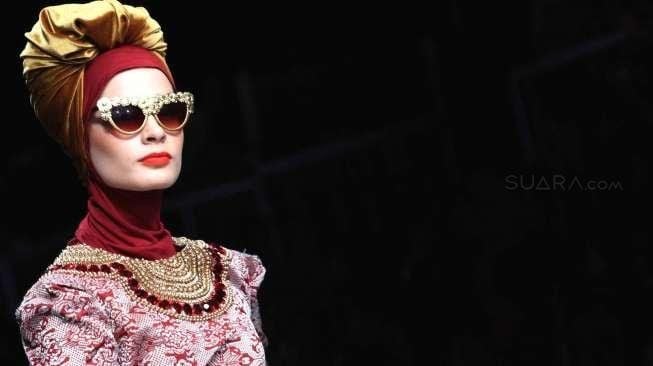 Penampilan busana-busana karya desainer Dian Pelangi oleh para model di ajang Jakarta Fashion Week (JFW) 2015 di Senayan City, Jakarta, Sabtu (1/11/2014). [Suara.com/Oke Atmaja]