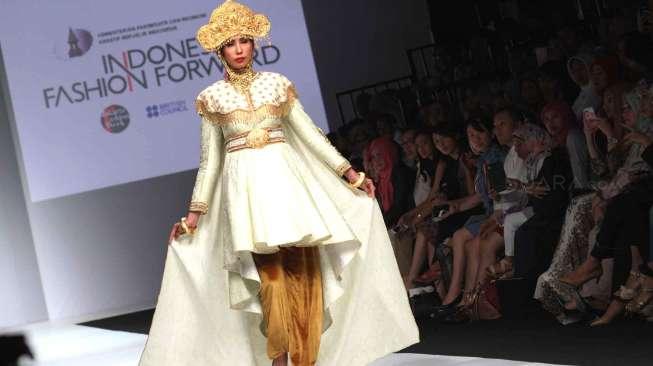 Penampilan busana-busana karya desainer Dian Pelangi oleh para model di ajang Jakarta Fashion Week (JFW) 2015 di Senayan City, Jakarta, Sabtu (1/11/2014). [Suara.com/Oke Atmaja]