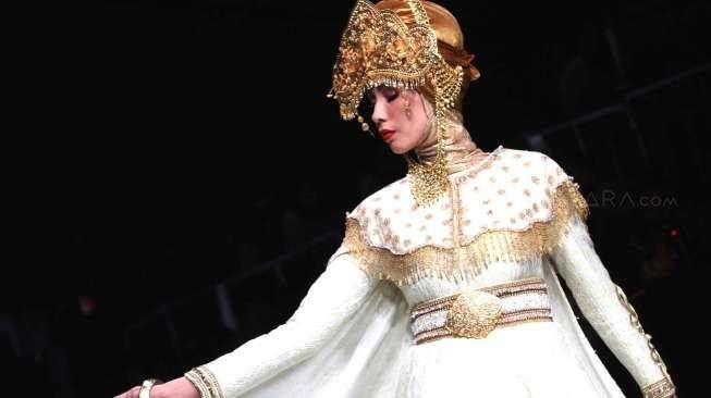 Penampilan busana-busana karya desainer Dian Pelangi oleh para model di ajang Jakarta Fashion Week (JFW) 2015 di Senayan City, Jakarta, Sabtu (1/11/2014). [Suara.com/Oke Atmaja]