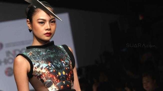 Sejumlah model menampilkan deretan busana karya desainer Billy Tjong di ajang Jakarta Fashion Week (JFW) 2015 di Senayan City, Jakarta, Sabtu (1/11/2014). [Suara.com/Oke Atmaja]