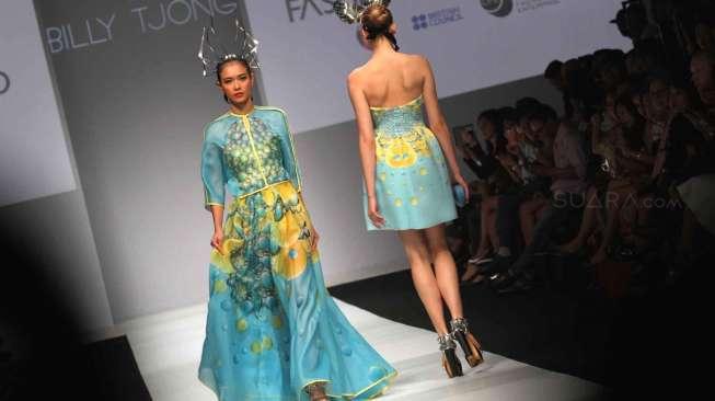 Sejumlah model menampilkan deretan busana karya desainer Billy Tjong di ajang Jakarta Fashion Week (JFW) 2015 di Senayan City, Jakarta, Sabtu (1/11/2014). [Suara.com/Oke Atmaja]