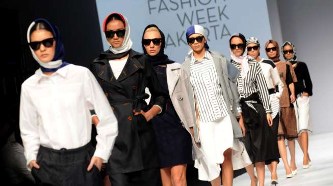 Para model berjalan di panggung menampilkan koleksi Mannequins Japon dalam sesi 'Japan Fashion Week in Jakarta' di Senayan City, Minggu (2/11/2014), sebagai bagian dari Jakarta Fashion Week (JFW) 2015. [Antara/Teresia May]