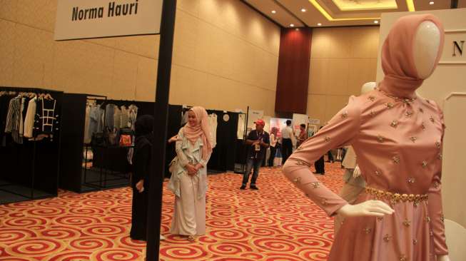 Pengunjung melihat stand pameran 'Fashionlink' di sela-sela ajang Jakarta Fashion Week (JFW) 2015 di Senayan City, Jakarta, Senin (3/11/2014). [Antara/Benardy Ferdiansyah]