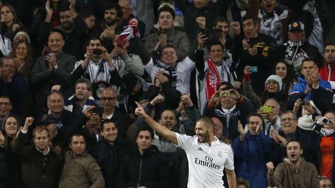 Striker Real Madrid, Karim Benzema, merayakan golnya ke gawang Liverpool, Rabu (5/11) [Reuters/Juan Medina].