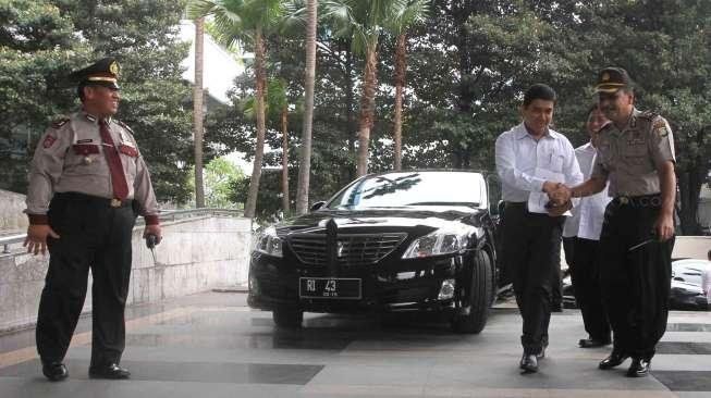 Menteri Pendayagunaan Aparatur Negara dan Reformasi Birokrasi (Menpan) Yuddy Chrisnandi, saat mendatangi Gedung KPK, Rabu (5/11/2014), guna menyampaikan LHKPN-nya. [Suara.com/Oke Atmaja]