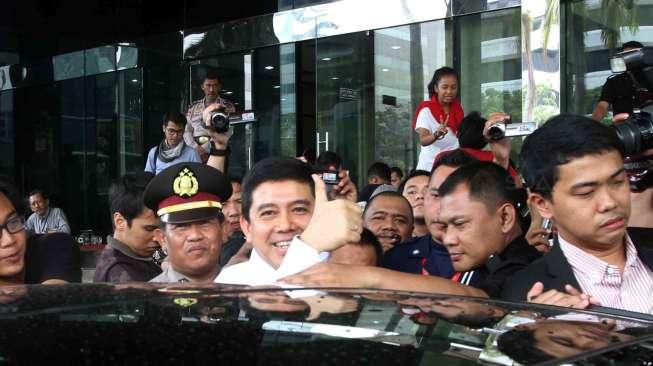 Menteri Pendayagunaan Aparatur Negara dan Reformasi Birokrasi (Menpan) Yuddy Chrisnandi, saat mendatangi Gedung KPK, Rabu (5/11/2014), guna menyampaikan LHKPN-nya. [Suara.com/Oke Atmaja]