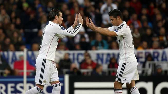 Pemain Real Madrid James Rodriguez digantikan Gareth Bale (kanan) saat menghadapi Liverpool, Rabu (5/11), REUTERS/Susana Vera