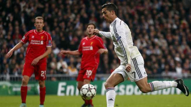 Bintang Real Madrid Cristiano Ronaldo siap melepaskan tembakan ke gawang Liverpool, Rabu (5/11), REUTERS/Juan Medina