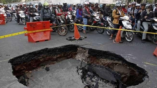 Jalan amblas hingga dua meter akibatkan kemacetan.