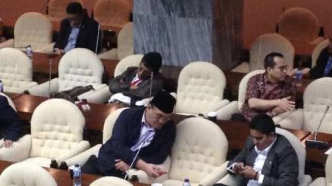 Foto Adian Napitupulu Tidur Pulas di Sidang DPR