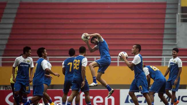 Persib akan bertanding melawan Persipura Jayapura.