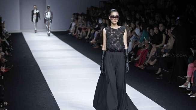 Sejumlah model catwalk memperagakan rancangan desainer Ivan Gunawan dalam perhelatan mode JFW 2015 di Senayan City, Jakarta (5/11). Dalam fashion show tersebut, Ivan Gunawan mempersembahkan koleksi bertajuk Kedjora.