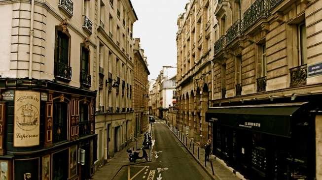 Di Antara Gedung-gedung di Jalanan Paris