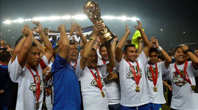 Manajer dan segenap personel tim Persib Bandung mengangkat Piala ISL 2014, usai mengalahkan Persipura Jayapura di final, Jumat (7/11/2014). [Antara/Rosa Panggabean]