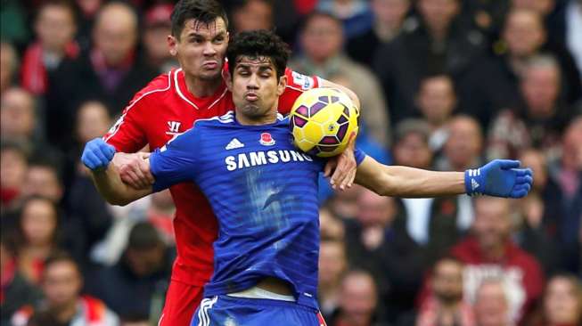 Pemain Chelsea, Diego Costa, berduel Dejan Lovren dari Liverpool, dalam laga di Anfield, Sabtu (8/11/2014). [Reuters/Phil Noble]