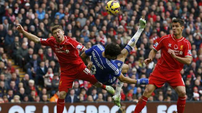 Diego Costa (tengah) mencoba mengancam gawang Liverpool lewat tendangan saltonya. REUTERS/Phil Noble