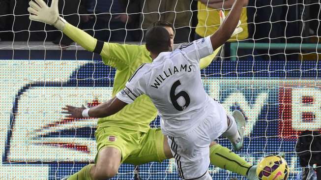 Penjaga gawang Arsenal Wojciech Szczesny menggagalkan ancaman pemain Swansea Ashley Williams [Reuters/Rebecca Naden]