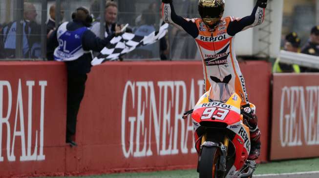 Marc Marquez melakukan selebrasi kemenangan usai menjuarai balapan terakhir musim 2014 di Sirkuit Ricardo Tormo, Spanyol, (9/11). (Reuters/Heino Kalis)