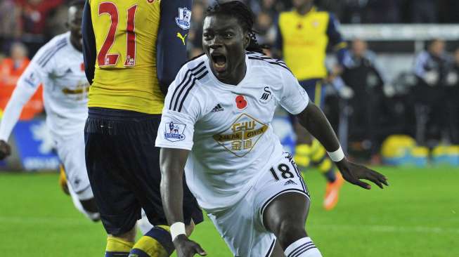 Bafetimbi Gomis usai mencetak gol kemenangan Swansea atas Arsenal [Reuters/Rebecca Naden]