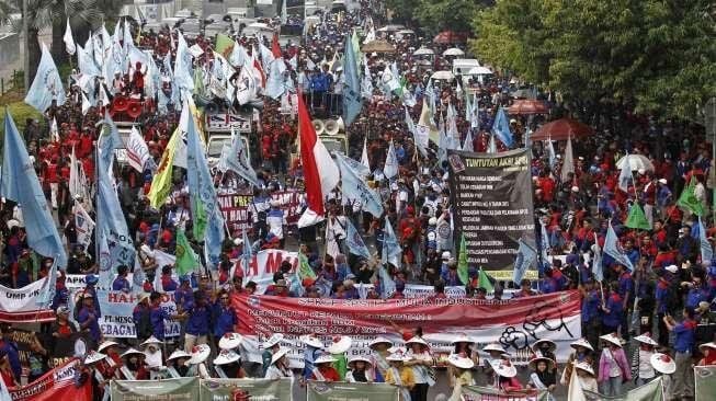 Tolak UMP DKI, Buruh Bakar Keranda di Balai Kota