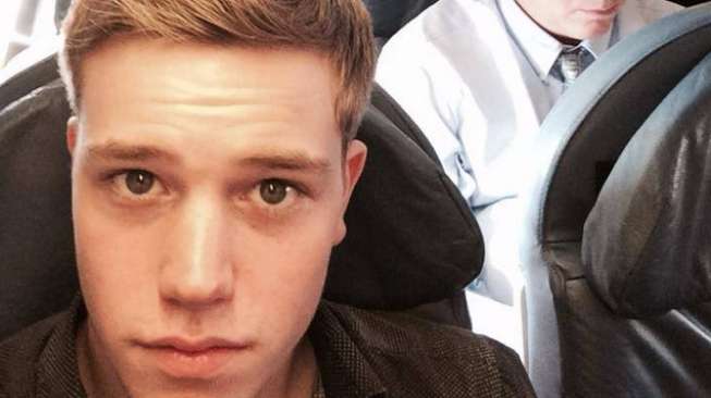 'Berselancar' di Atap Kereta, Model Ini Terbakar