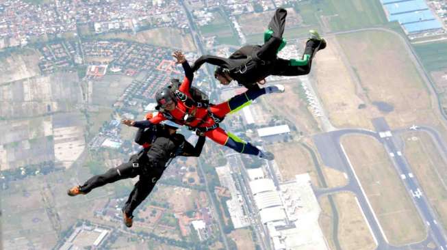 Kursus terjun bebas (Accelerated Free Fall) digelar oleh Sekolah Khusus Pendidikan Intai Amfibi. 