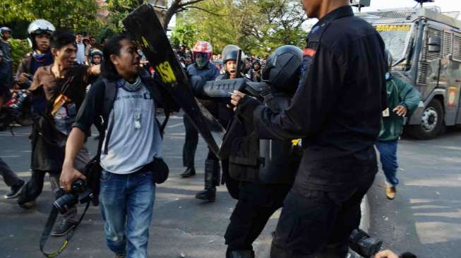 Polisi juga memukuli hingga terluka.