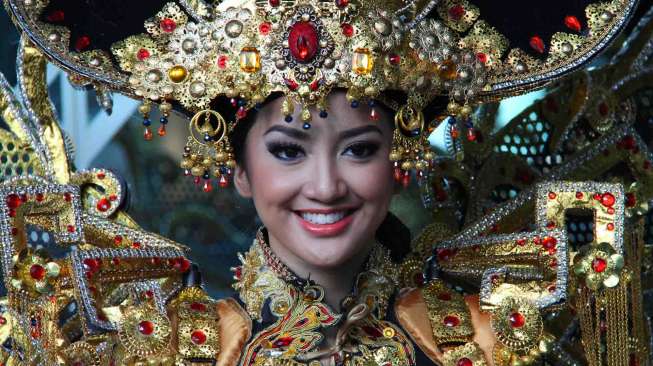 Elfin Pertiwi berhasil meraih kemenangan untuk Kostum Nasional Terbaik di ajang Miss International 2014.