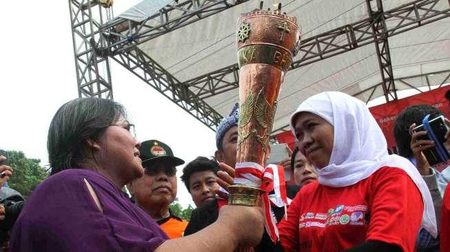 Menteri Sosial Khofifah Indar Parawansa menerima obor perdamaian Hari Toleransi Internasional di Jakarta, Minggu (16/11). [suara.com/Oke Atmaja]