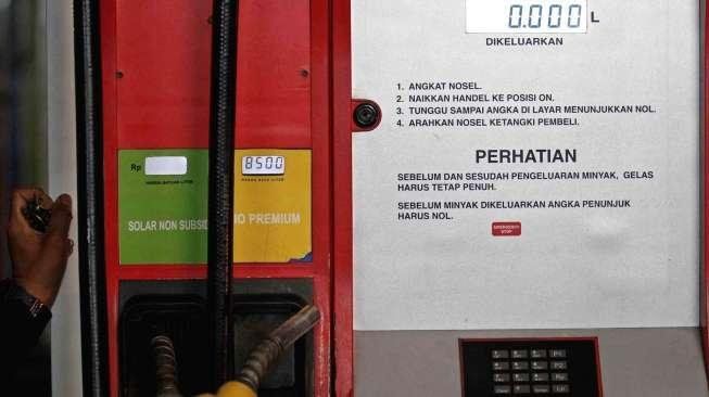 Detik-detik pergantian harga satuan BBM di SPBU Cikini, Menteng, Jakarta, Selasa (18/11/2014) dini hari, usai pengumuman kenaikan harga BBM bersubsidi oleh pemerintah. [Suara.com/Kurniawan Mas'ud]