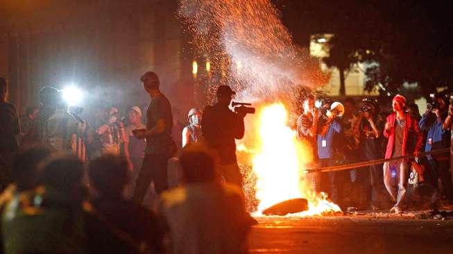 Aksi sejumlah aktivis Himpunan Mahasiswa Islam (HMI) yang berunjuk rasa menolak kenaikan harga BBM bersubsidi, di kawasan Cikini, Jakarta, Senin (17/11/2014) malam. [Suara.com/Kurniawan Mas'ud]