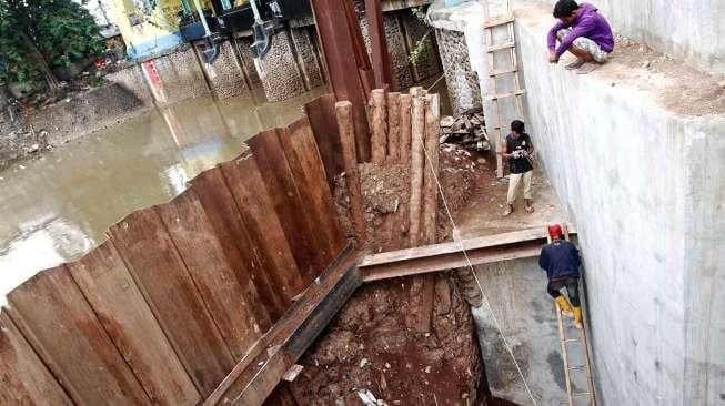 Beberapa orang pekerja di proyek pelebaran bendungan Pintu Air Karet Petamburan, Tanah Abang, Jakarta, Senin (17/11/2014).