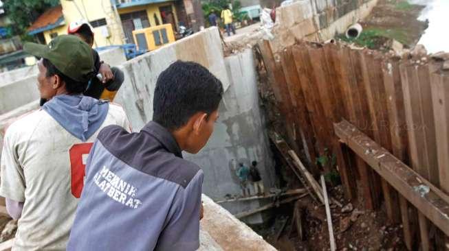 Beberapa orang pekerja di proyek pelebaran bendungan Pintu Air Karet Petamburan, Tanah Abang, Jakarta, Senin (17/11/2014).