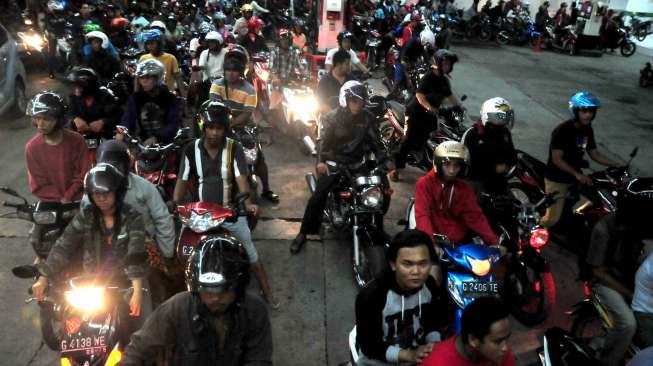 Antrean di salah satu SPBU jelang kenaikan harga BBM subsidi di Jalur Pantura, Tegal, Jawa Tengah. [Antara]