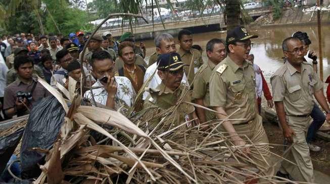 Plt Gubernur DKI Jakarta, Basuki Tjahaja Purnama, blusukan ke beberapa lokasi normalisasi banjir di daerah Timur dan Selatan Jakarta, Selasa (18/11). [suara.com/Kurniawan Mas'ud]