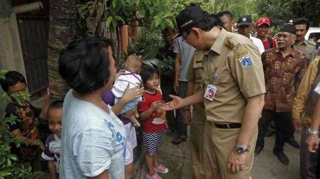 Plt Gubernur DKI Jakarta, Basuki Tjahaja Purnama, blusukan ke beberapa lokasi normalisasi banjir di daerah Timur dan Selatan Jakarta, Selasa (18/11). [suara.com/Kurniawan Mas'ud]