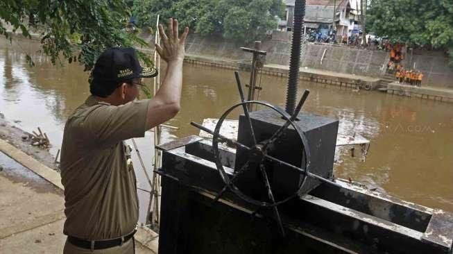 Plt Gubernur DKI Jakarta, Basuki Tjahaja Purnama, blusukan ke beberapa lokasi normalisasi banjir di daerah Timur dan Selatan Jakarta, Selasa (18/11). [suara.com/Kurniawan Mas'ud]