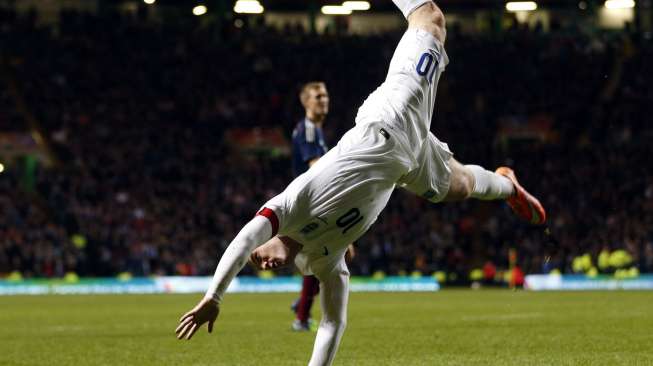 Striker Inggris Wayne Rooney melakukan selebrasi dengan bersalto merayakan golnya keduanya ke gawang Skotlandia.(REUTERS/Russell Cheyne)