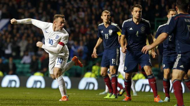 Striker Inggris Wayne Rooney mencetak gol ke gawang Skotlandia. (REUTERS/Russell Cheyne )