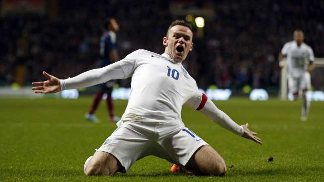 Striker Inggris Wayne Rooney merayakan golnya ke gawang Skotlandia di Celtic Park. (REUTERS/Russell Cheyne)