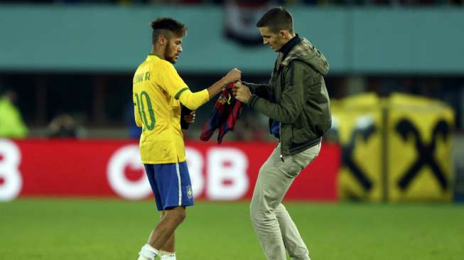 Neymar Tanda Tangani Jersey Barca Si Penyusup