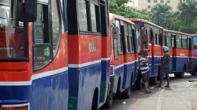 Supir dan Kernet Metromini Unjuk rasa di depan PTUN