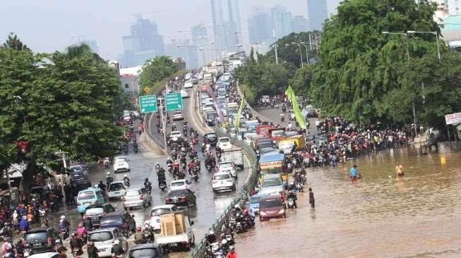Air mulai menggenangi permukaan jalan sekitar pukul 06.15 WIB.