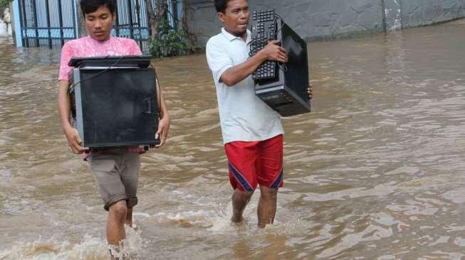 Banjir Surut, Pengungsi Banjir Kampung Pulo Pulang