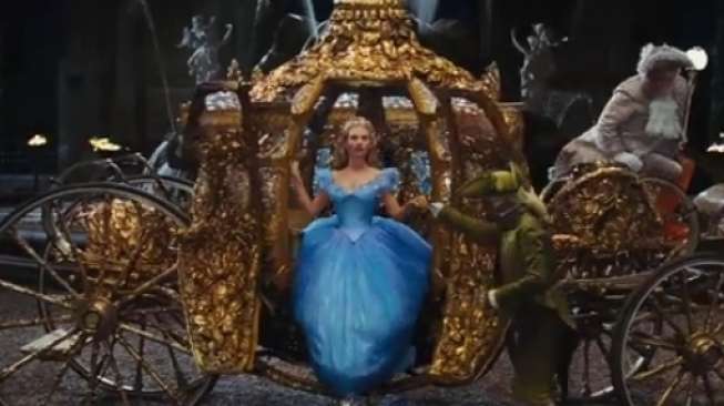 Naik Commuter di Hari Valentine, Dapat Bunga dari 'Cinderella'