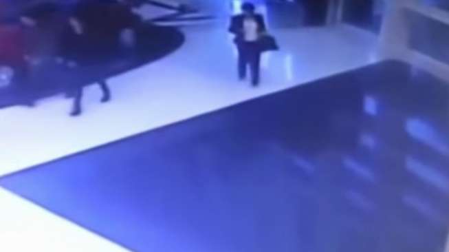 VIDEO:Asyik Main HP, Perempuan Ini Nyebur ke Kolam