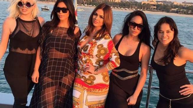 Kim Kardashian Pakai Kaftan Tembus Pandang