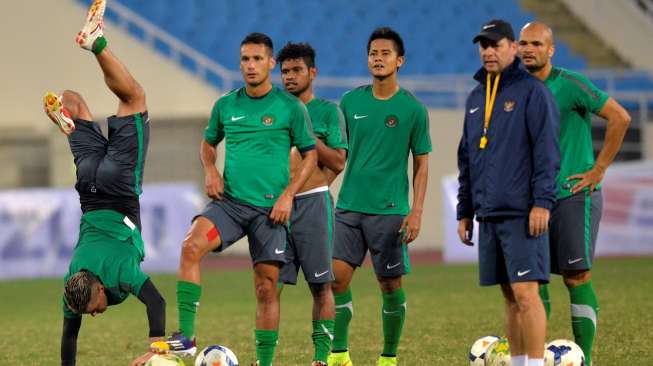 Pemain timnas berlatih di Stadion My Dinh, Hanoi, Jumat (21/11). Timnas Indonesia akan menghadapi tuan rumah Vietnam pada laga pembuka grup A Piala AFF 2014 hari Sabtu (22/11). (ANTARA FOTO/Prasetyo Utomo)