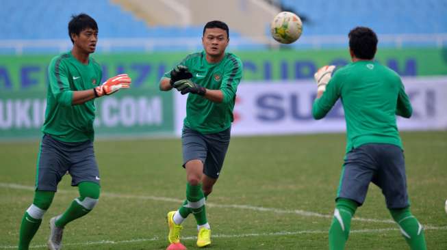 Kiper timnas Indonesia Kurnia Meiga (kiri), Dwi Agus Prasetio (tengah) dan I Made Wirawan (kanan) berlatih di Stadion My Dinh, Hanoi, Jumat (21/11), menjelang laga pembuka grup A Piala AFF 2014 hari Sabtu (22/11) menghadapi